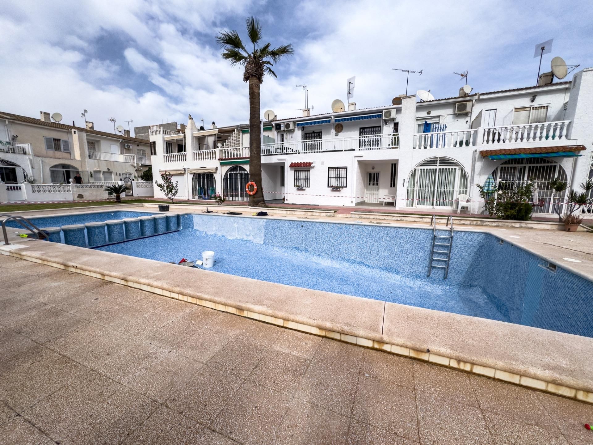 Schwimmbecken von Einfamilien-Reihenhaus zum Verkauf in Torrevieja mit Klimaanlage, Terrasse und Möbliert