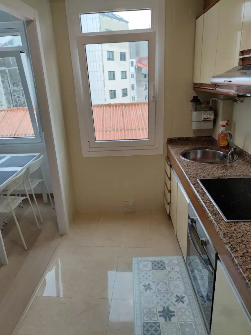Cuina de Pis en venda en A Coruña Capital  amb Moblat, Forn i Rentadora