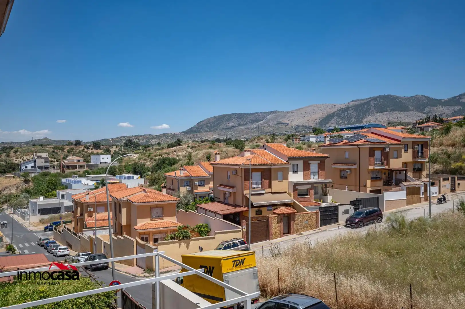 Vista exterior de Casa adosada en venta en Jun con Aire acondicionado, Jardín privado y Piscina