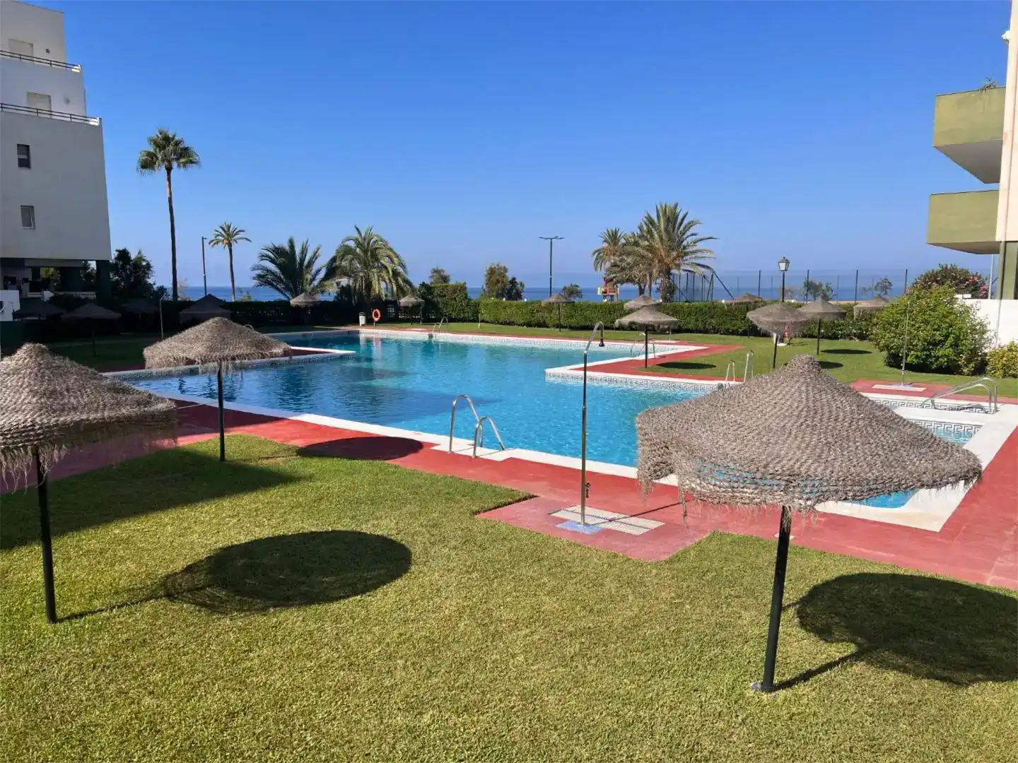 Schwimmbecken von Wohnungen zur Miete in Salobreña mit Schwimmbad und Balkon
