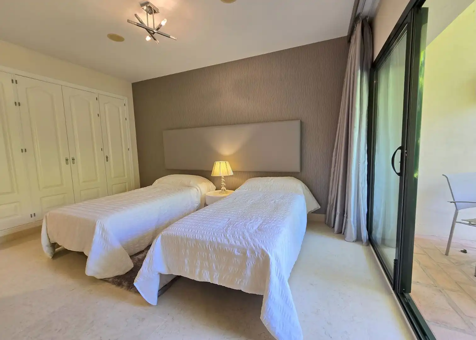 Bedroom of Flat for sale in Benahavís  with Air Conditioner, Furnished and TV
