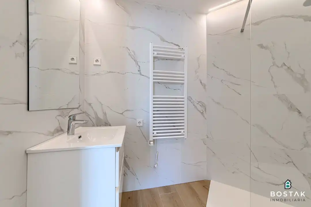 Baño de Piso de alquiler en Bilbao  con Calefacción y Terraza