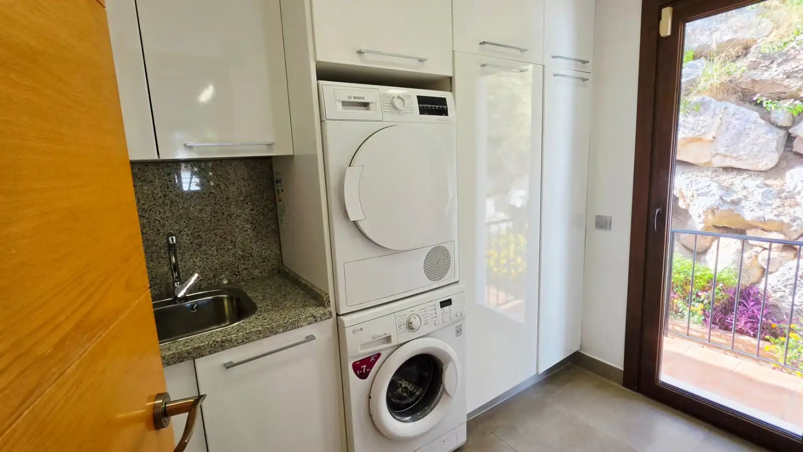 Cuina de Casa o xalet en venda en Fuengirola amb Aire condicionat, Jardí privat i Terrassa