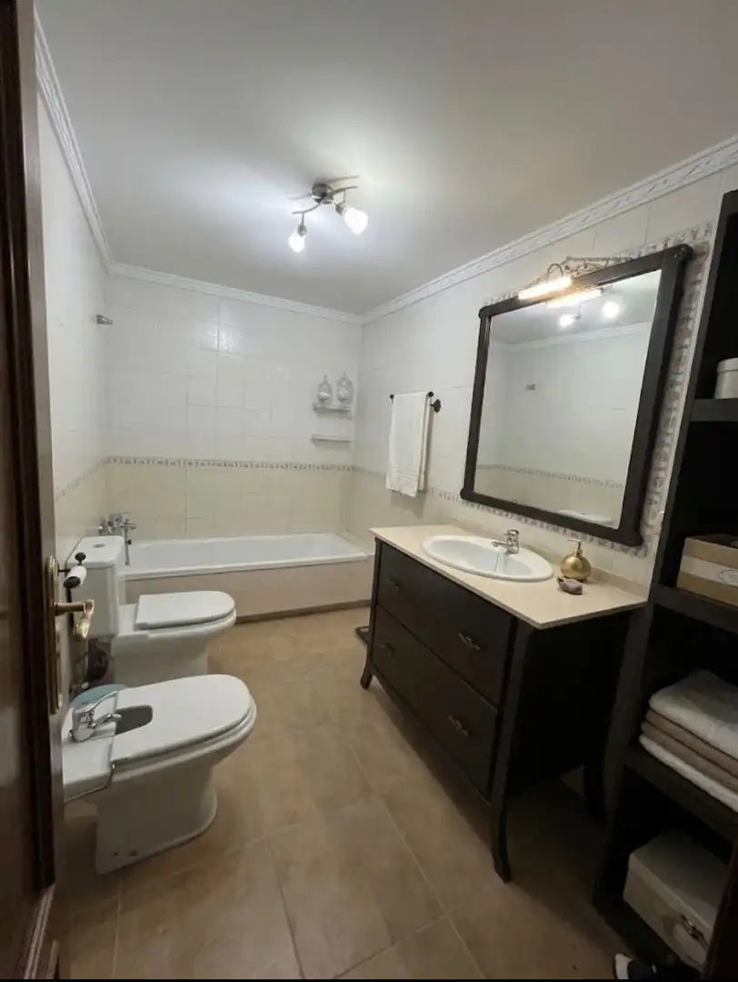 Baño de Casa adosada en venta en Coín con Aire acondicionado, Parquet y Terraza