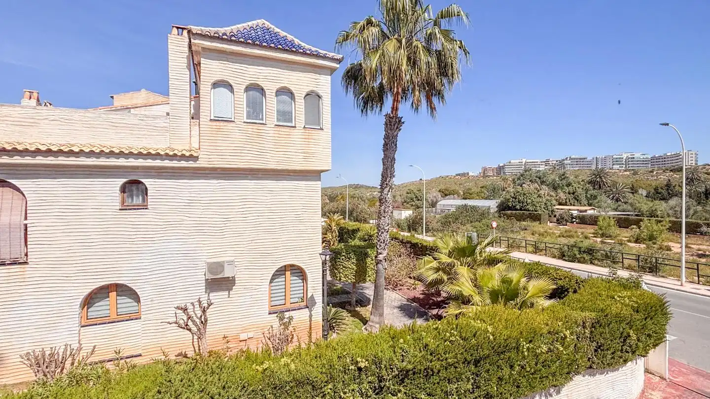 Vista exterior de Casa adosada en venda en Santa Pola amb Aire condicionat, Jardí privat i Terrassa