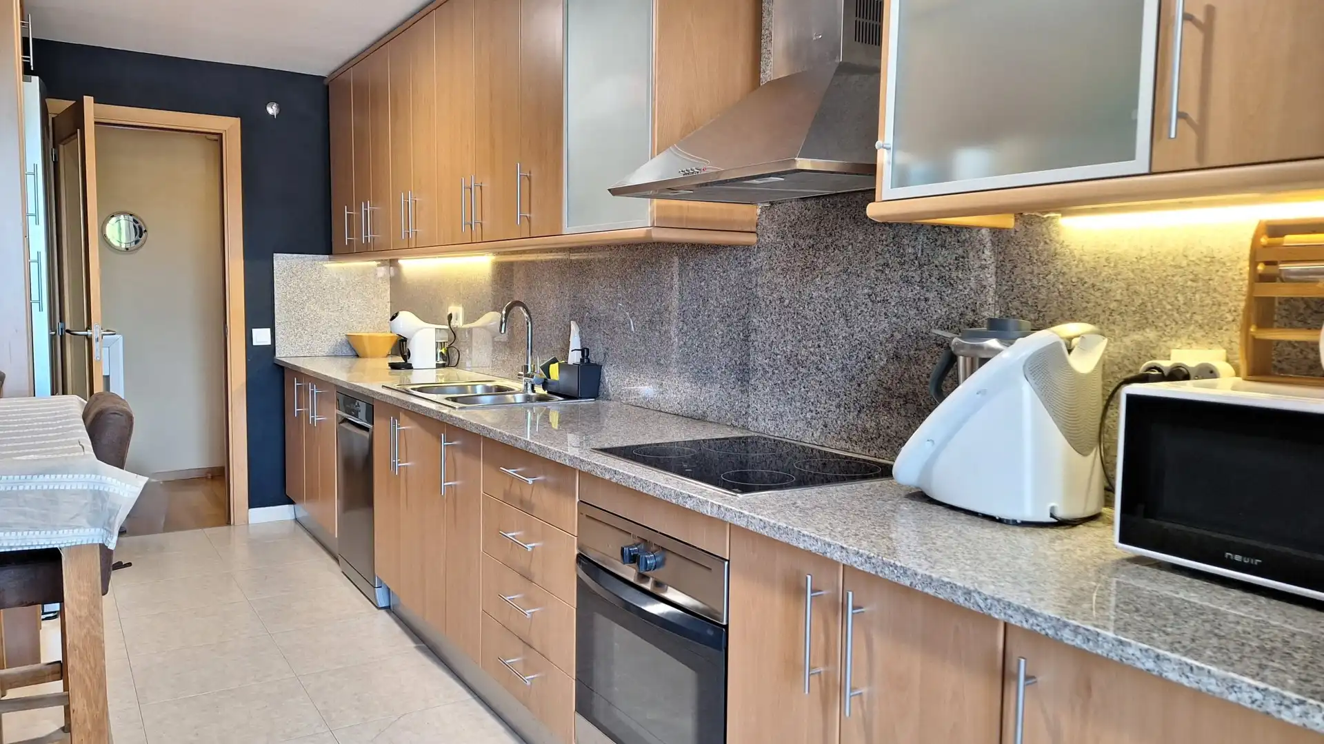 Küche von Wohnung zum Verkauf in Salt mit Klimaanlage, Heizung und Terrasse