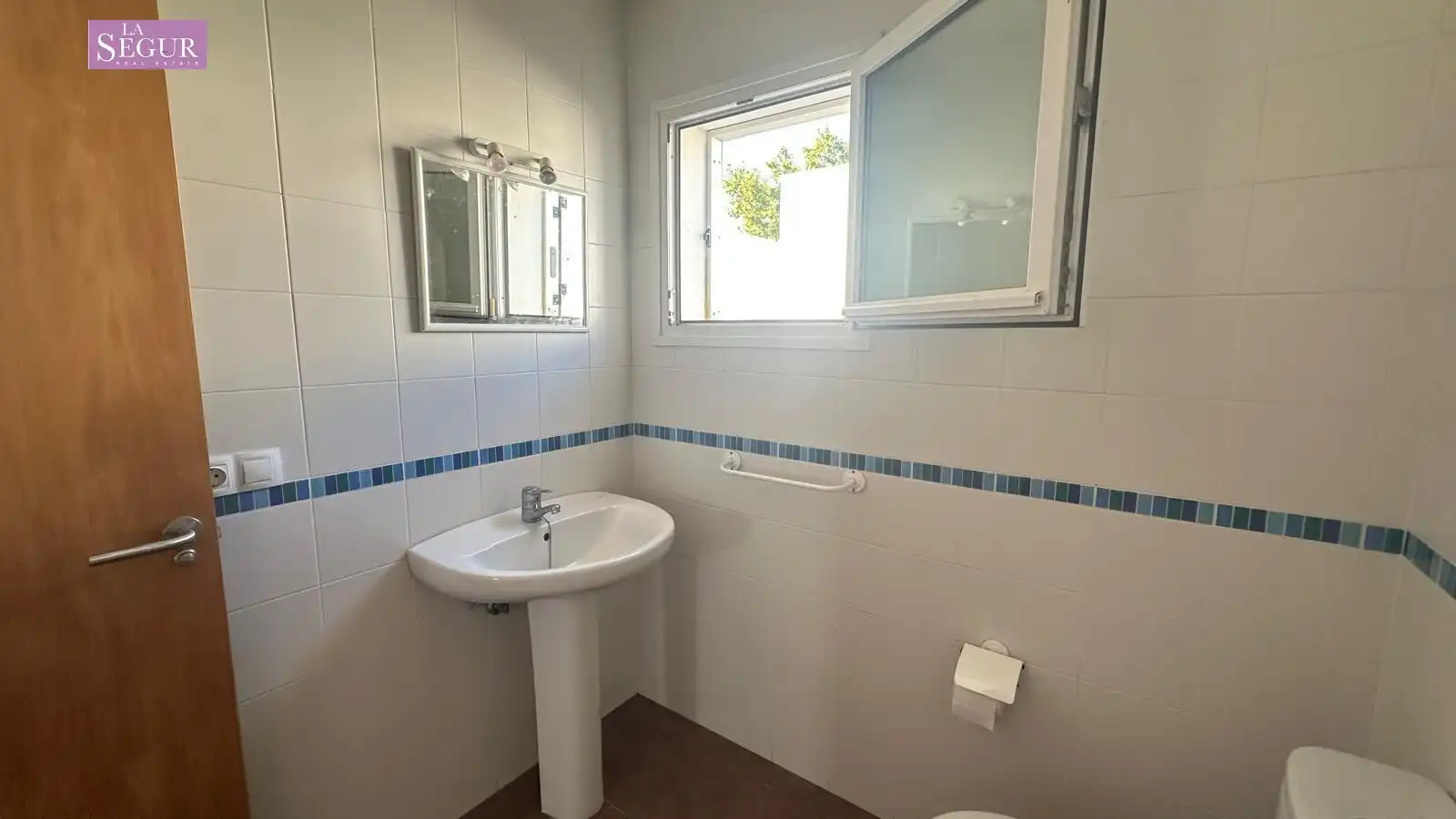 Bany de Casa adosada en venda en Conil de la Frontera amb Jardí privat, Terrassa i Piscina comunitària
