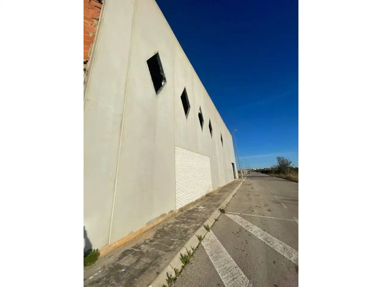 Vista exterior de Nave industrial de alquiler en Alzira
