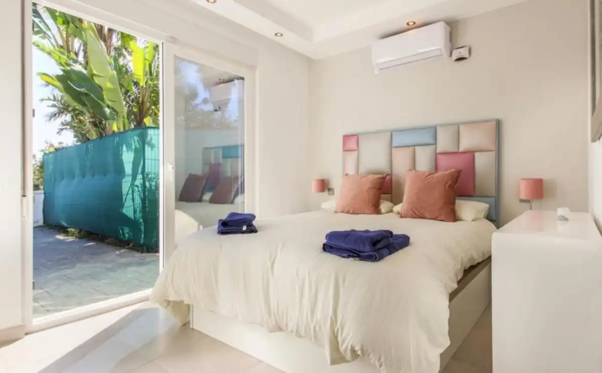 Habitación de Casa o chalet de alquiler en Estepona con Aire acondicionado, Piscina y Amueblado