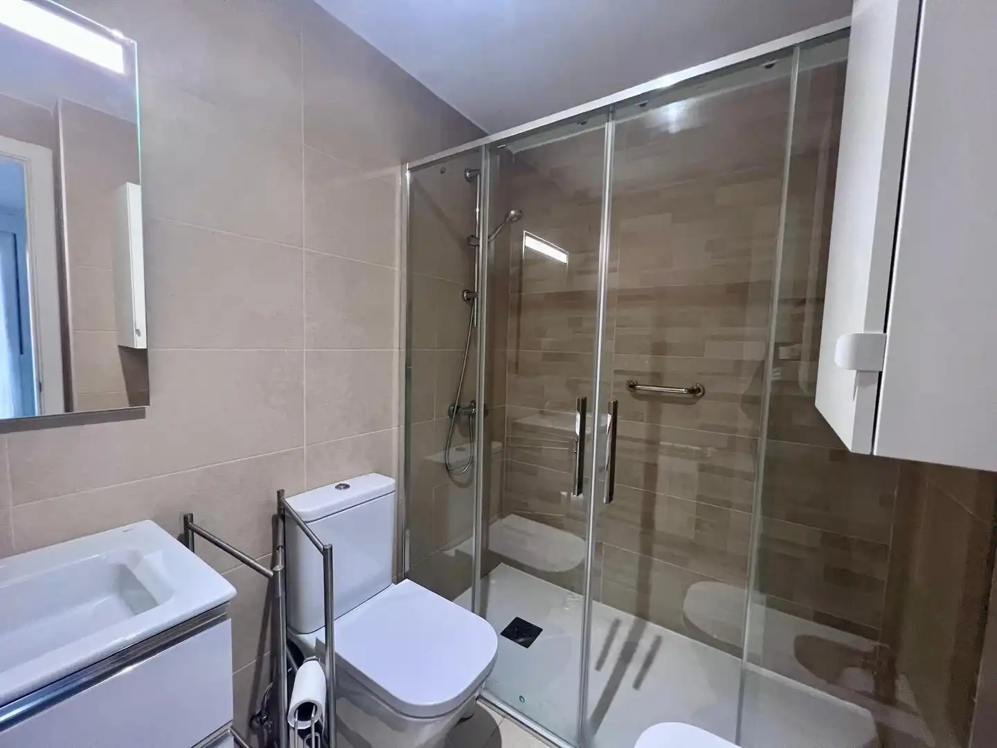 Bathroom of Flat for rent in Oviedo   with Heating, Private garden and Terrace