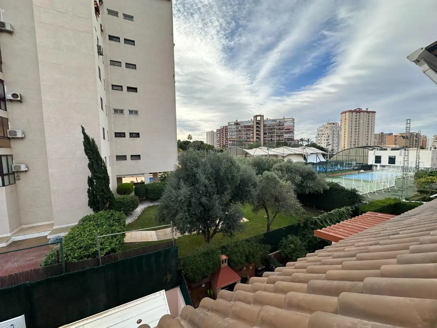 Vista exterior de Casa adosada en venda en Alicante / Alacant amb Aire condicionat, Calefacció i Jardí privat