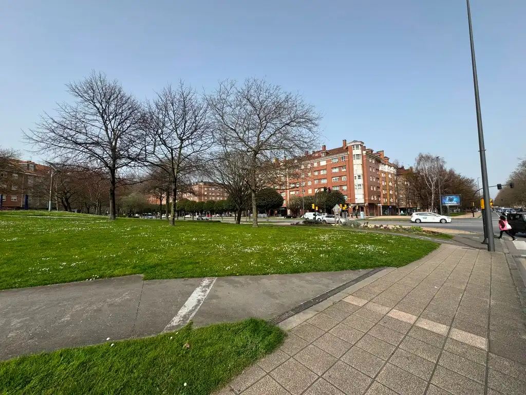 Vista exterior de Pis en venda en Gijón  amb Calefacció, Parquet i Traster