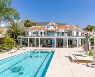Vista exterior de Casa o xalet de lloguer en Marbella amb Aire condicionat, Jardí privat i Terrassa