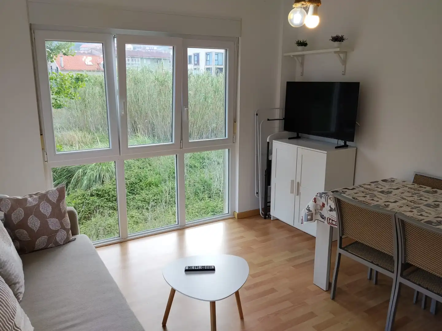 Wohnzimmer von Wohnungen zur Miete in Fisterra mit Abstellraum, Möbliert und Ofen