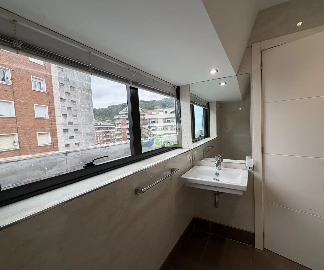 Baño de Piso en venta en Castro-Urdiales con Calefacción, Terraza y Piscina