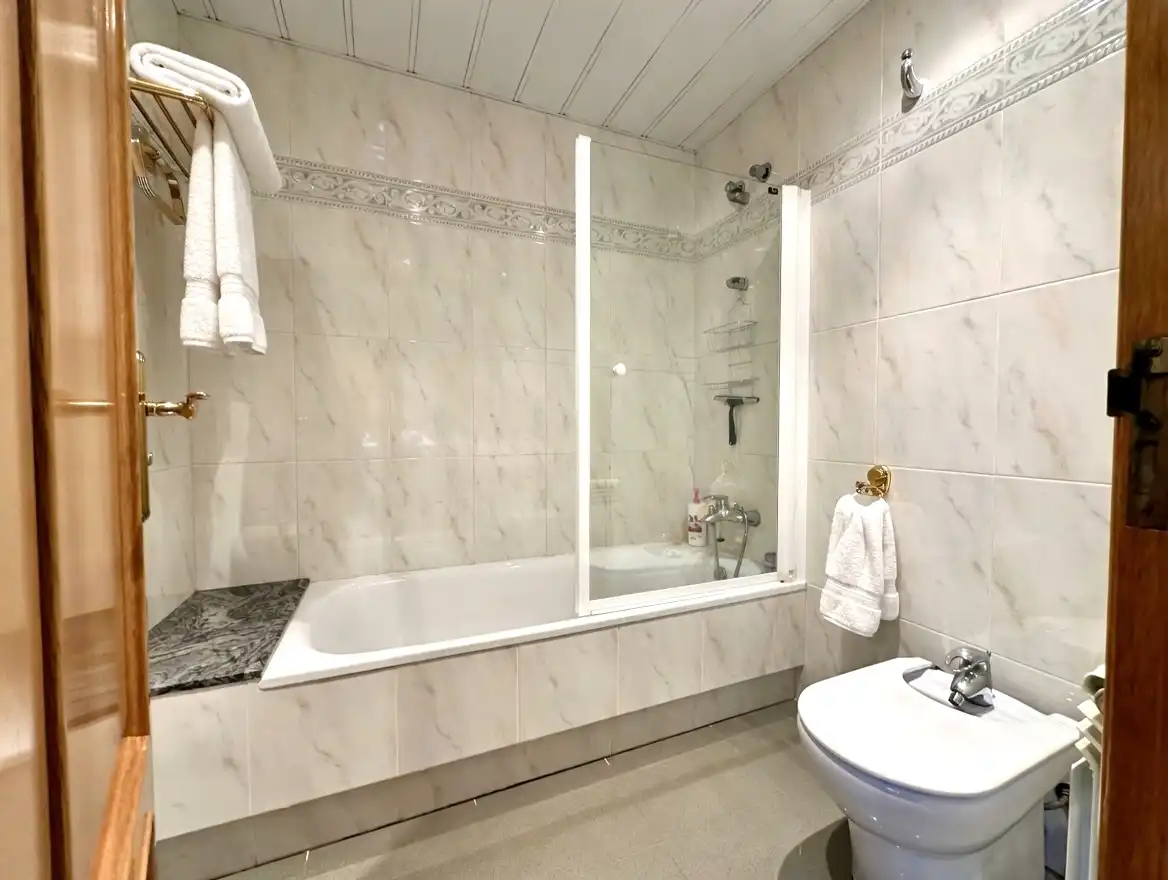 Baño de Casa adosada en venta en Sant Joan Despí con Aire acondicionado, Calefacción y Jardín privado