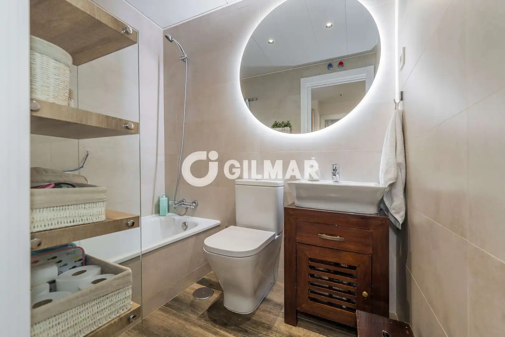 Badezimmer von Dachboden zum Verkauf in Madrid mit Heizung, Privatgarten und Abstellraum