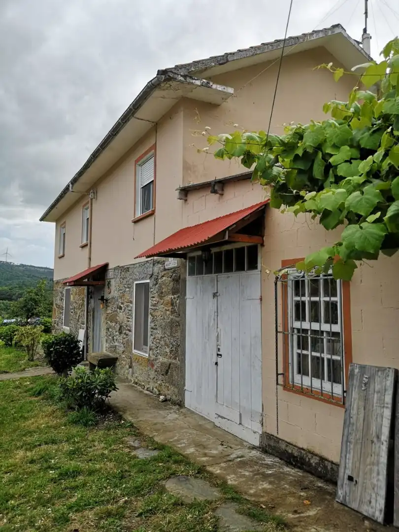 Vista exterior de Casa o xalet en venda en Monfero amb Calefacció, Jardí privat i Traster