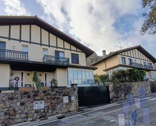 Vista exterior de Casa adosada en venda en Mundaka amb Calefacció i Jardí privat