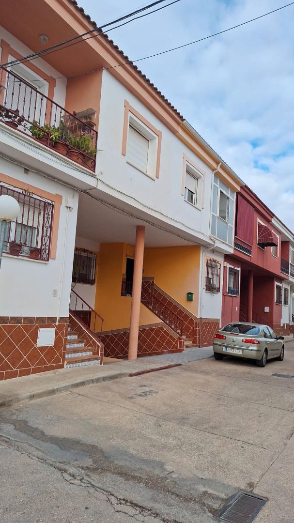 Vista exterior de Casa adosada en venda en Tomelloso amb Aire condicionat, Calefacció i Terrassa