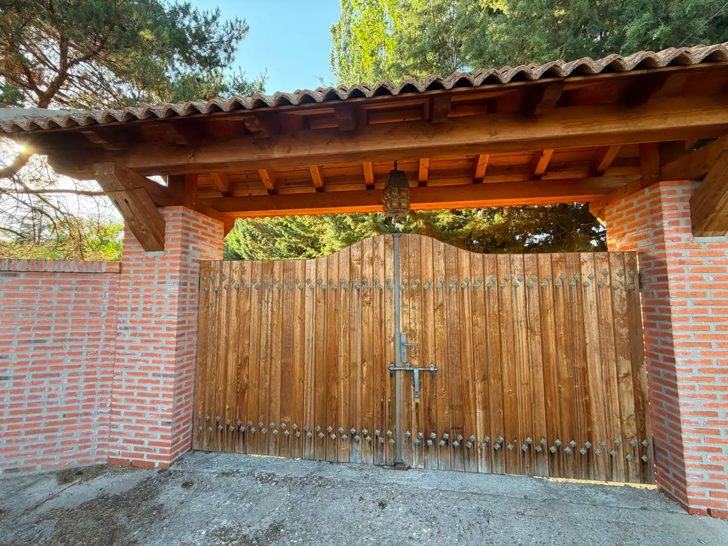 Vista exterior de Casa o xalet en venda en Muñana amb Calefacció, Jardí privat i Piscina