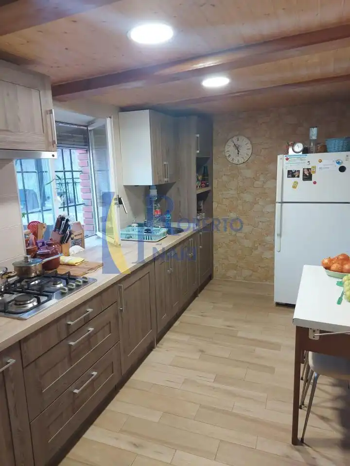 Cuina de Casa adosada en venda en Cubillas de los Oteros amb Calefacció i Jardí privat