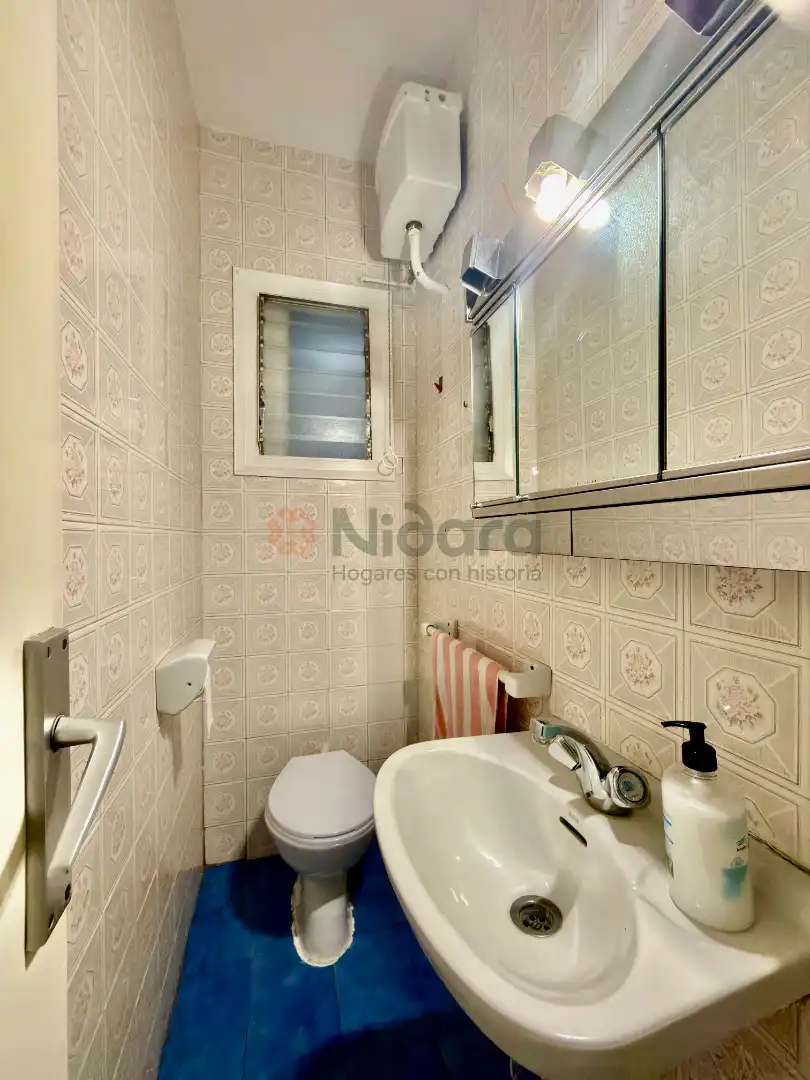 Badezimmer von Wohnung zum Verkauf in Barcelona mit Möbliert, Ofen und Balkon