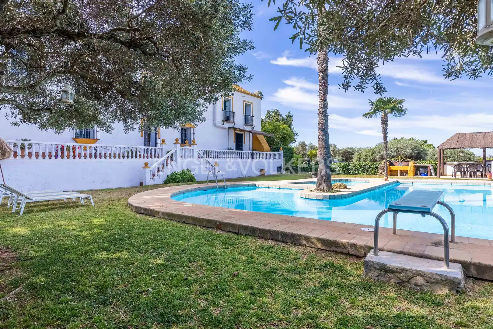 Vista exterior de Finca rústica en venda en Alcalá de Guadaira amb Calefacció, Jardí privat i Terrassa