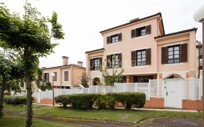 Vista exterior de Casa o xalet en venda en Getxo  amb Aire condicionat, Calefacció i Parquet