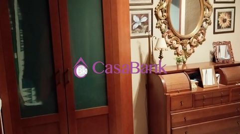 Ref. 28109 Zona Almogavares, en plena avenida. Piso exterior a zonas comunes con jardines y zona de paseo, CONSERVADO y con alguna