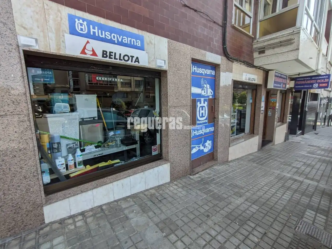 Local comercial en venda a Calle Favila, imagen 2
