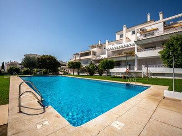 Bajo con piscina en venta en Río Real - Los Monteros