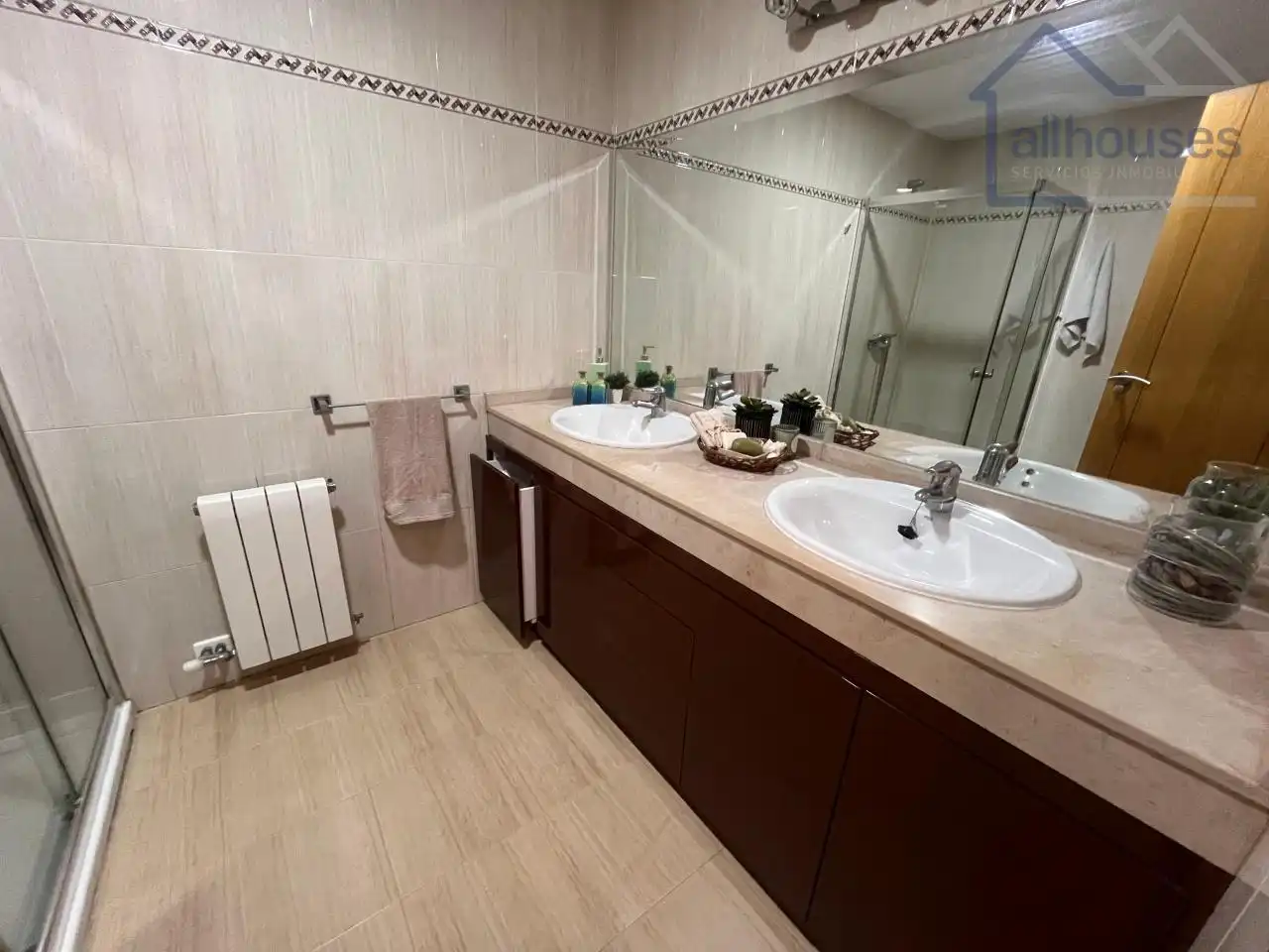 Baño de Apartamento en venta en Vigo  con Calefacción, Piscina y Amueblado