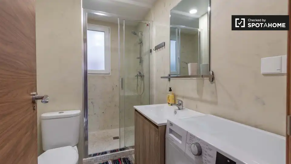 Bathroom of Flat for rent in Valencia  with Air Conditioner, Heating and Furnished