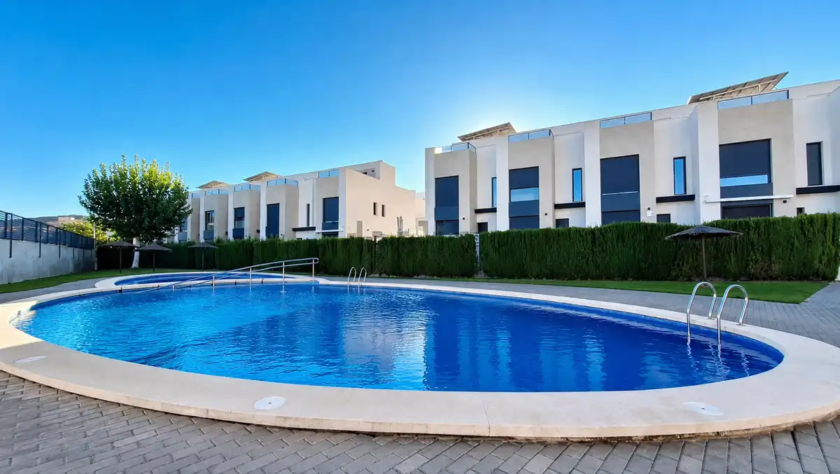 Piscina de Pis en venda en Murcia amb Aire condicionat, Calefacció i Jardí privat