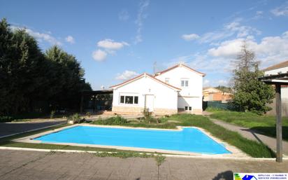 Swimming pool of House or chalet for sale in Valdetorres de Jarama  with Air Conditioner and Swimming Pool