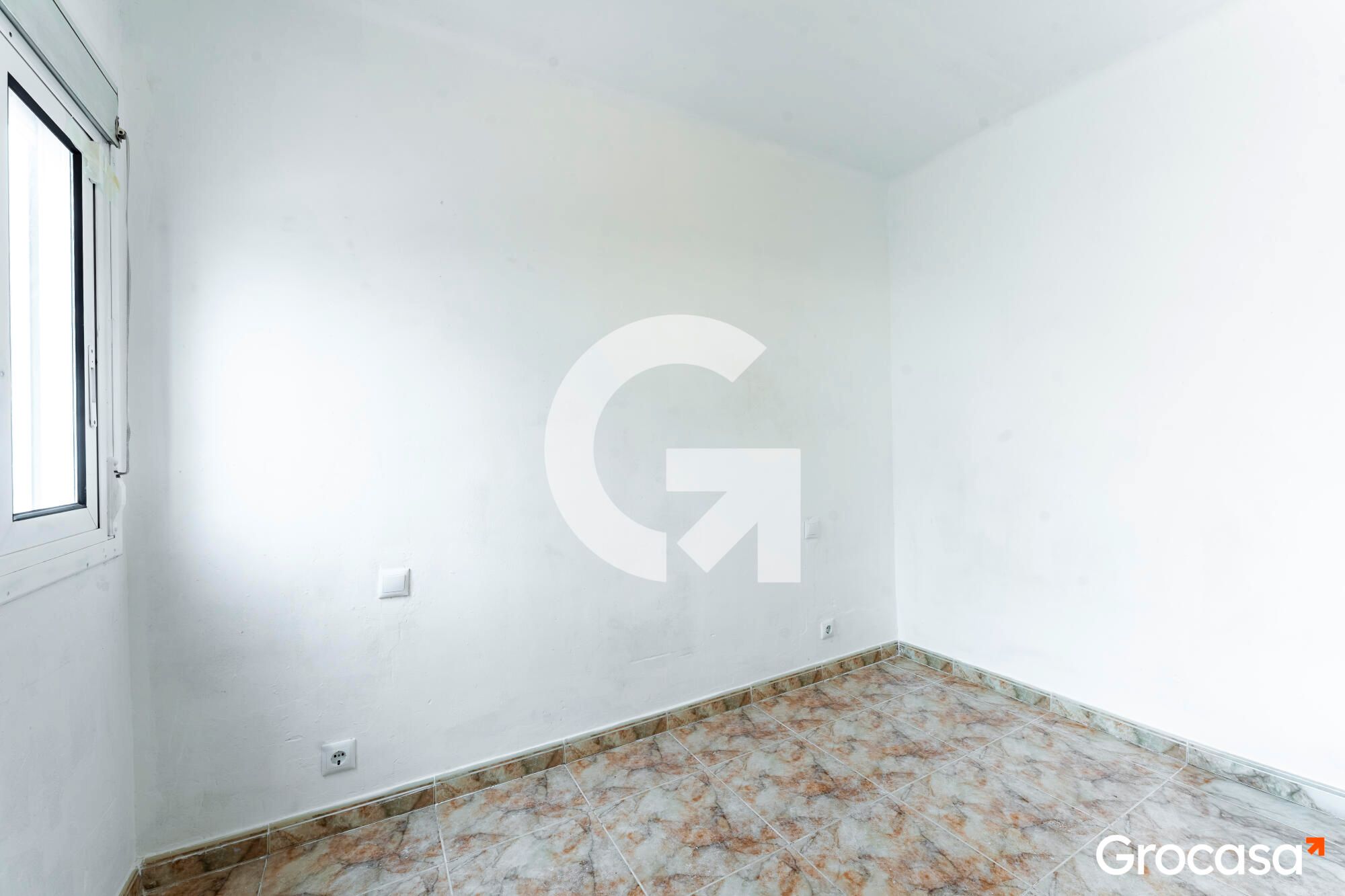 Habitación de Ático en venta en L'Hospitalet de Llobregat con TV, Balcón y Internet