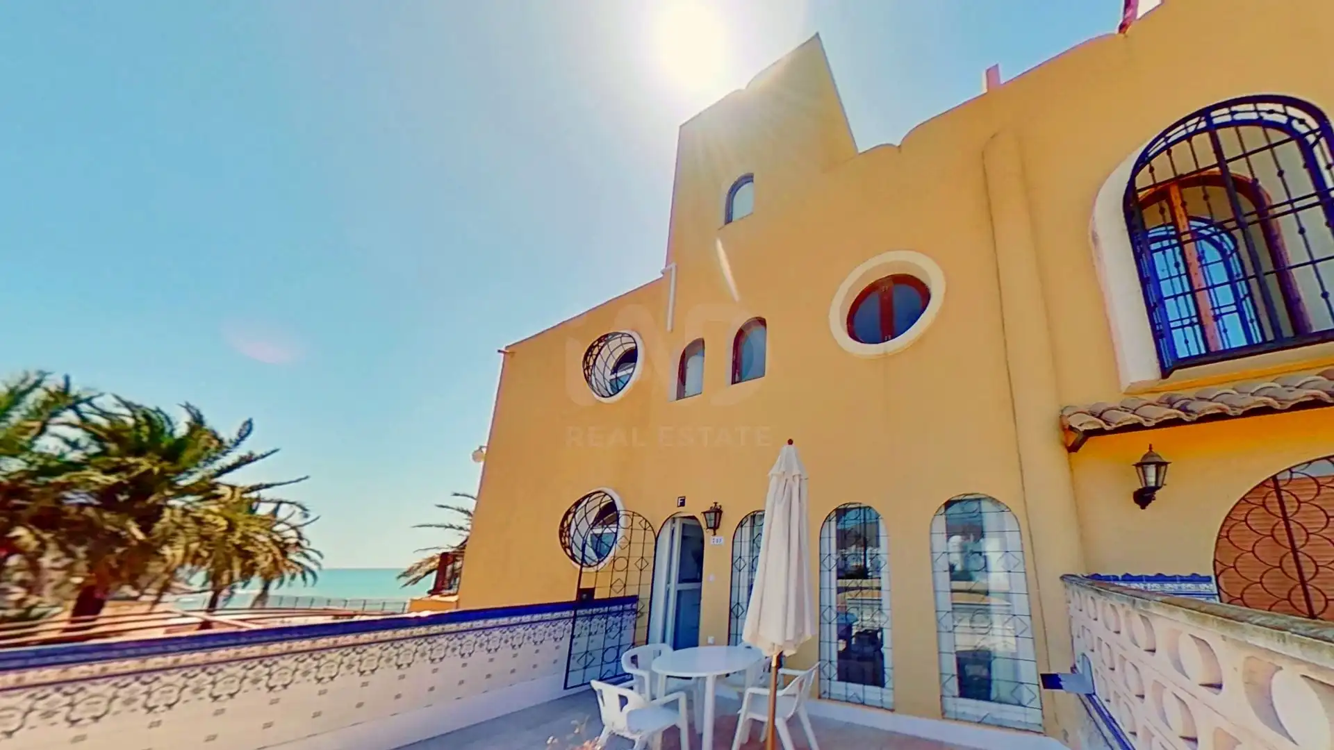 Vista exterior de Casa adosada en venda en El Campello amb Aire condicionat, Terrassa i Piscina