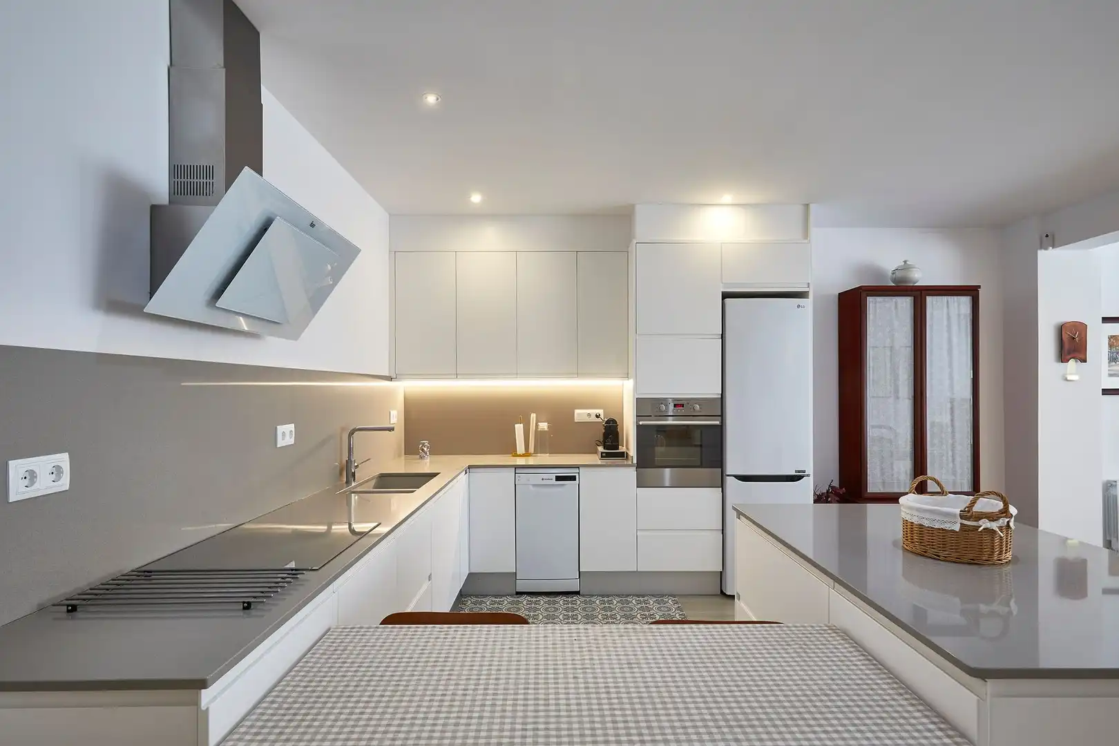 Küche von Wohnung zum Verkauf in Barcelona mit Klimaanlage, Parkett und Ofen