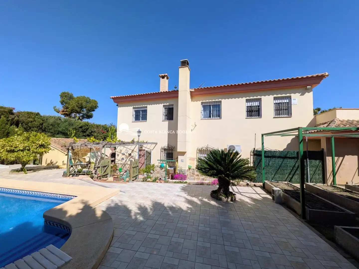 Vista exterior de Casa o xalet en venda en L'Alfàs del Pi amb Aire condicionat, Jardí privat i Terrassa