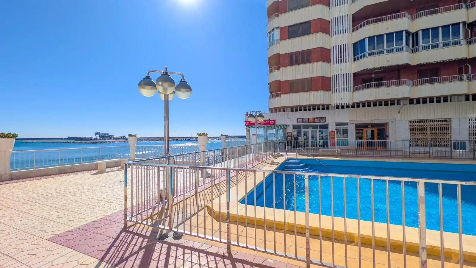 Schwimmbecken von Dachboden mieten mit Kaufoption in Torrevieja mit Klimaanlage, Heizung und Terrasse