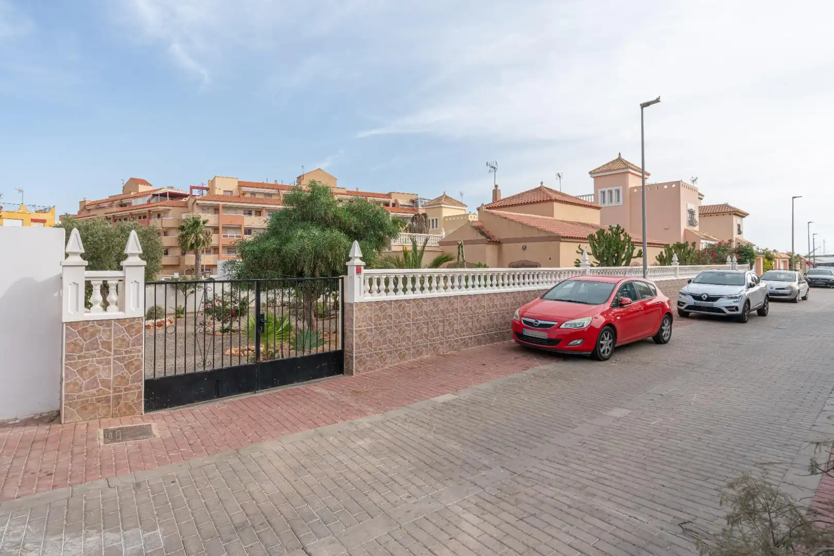 Exterior view of Houses for sale in Roquetas de Mar
