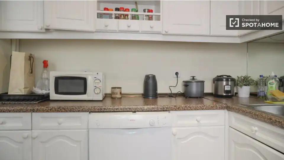 Kitchen of Flat for share in Barrio de Salamanca