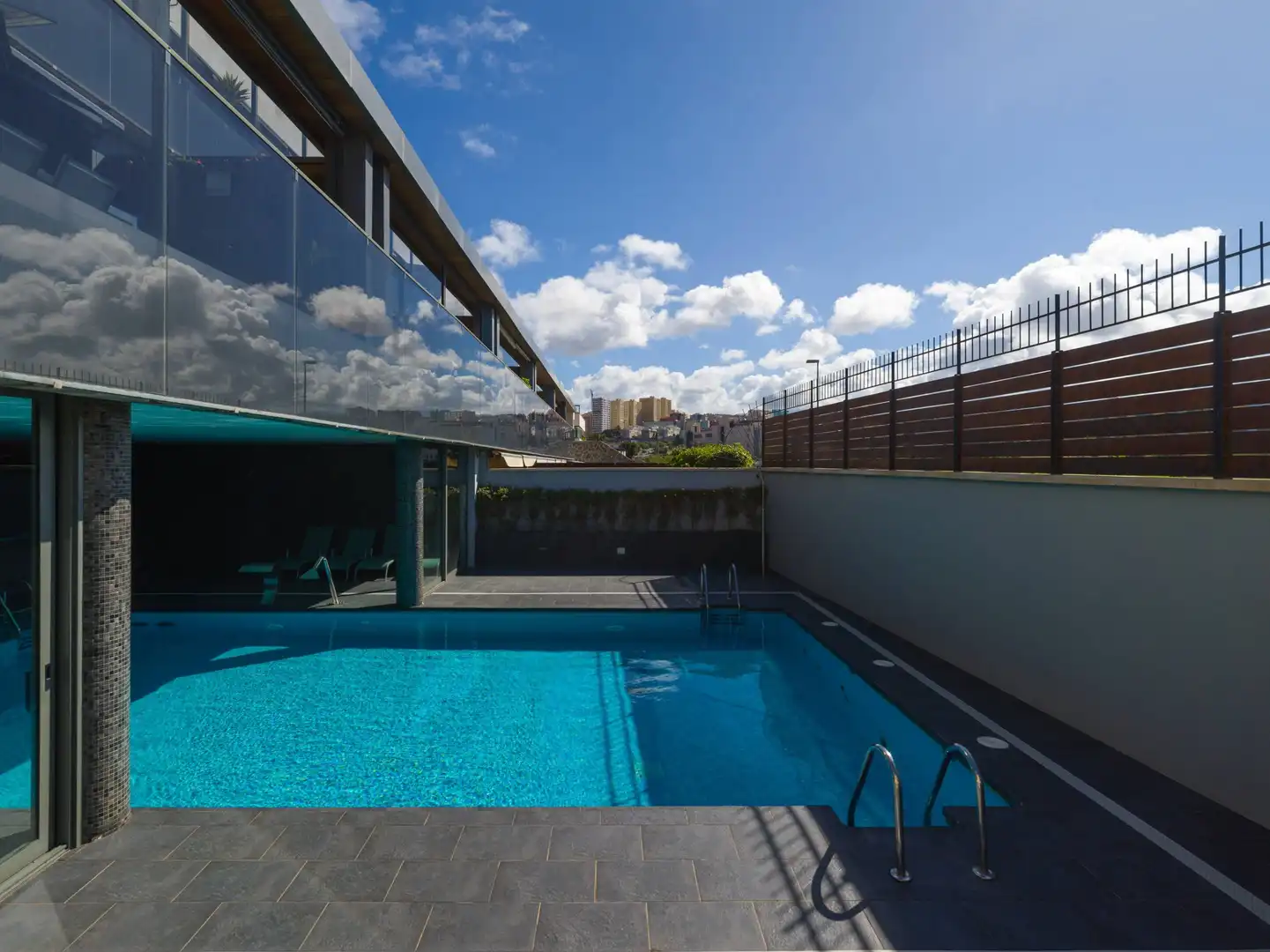 Schwimmbecken von Dachboden zum Verkauf in Las Palmas de Gran Canaria mit Terrasse, Abstellraum und Whirlpool