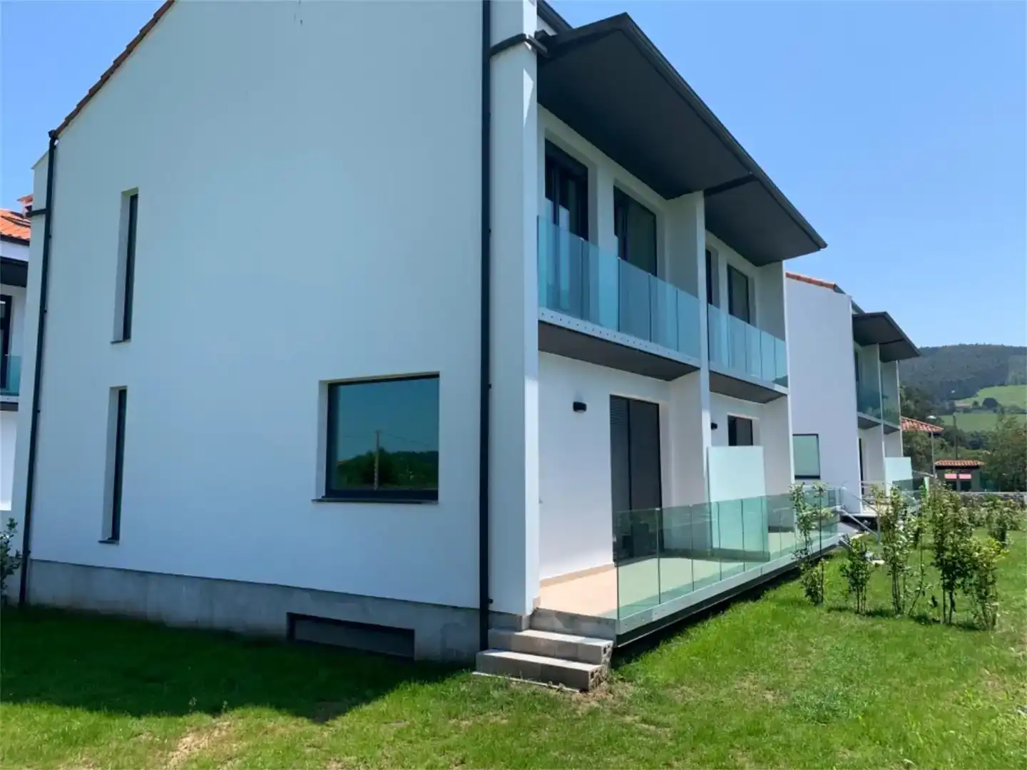 Vista exterior de Casa o xalet de lloguer en Arnuero amb Jardí privat, Traster i Moblat