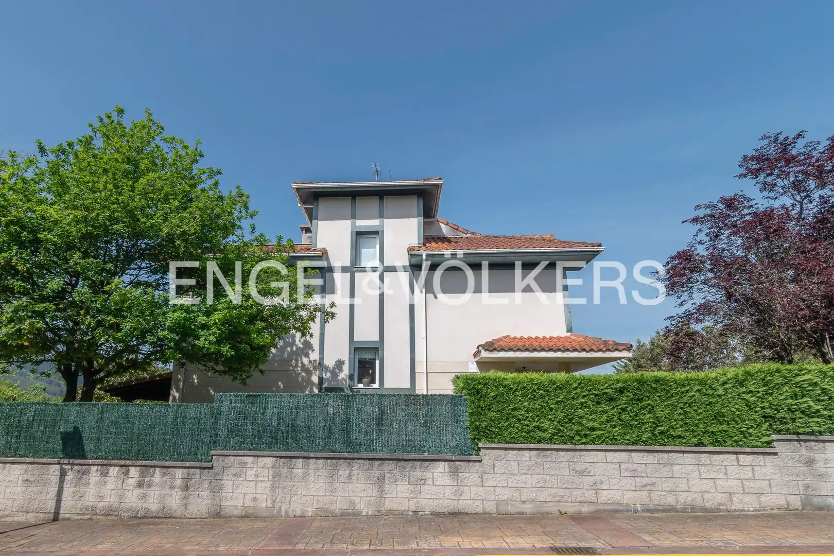Außenansicht von Einfamilien-Reihenhaus zum Verkauf in Gamiz-Fika mit Heizung, Privatgarten und Terrasse