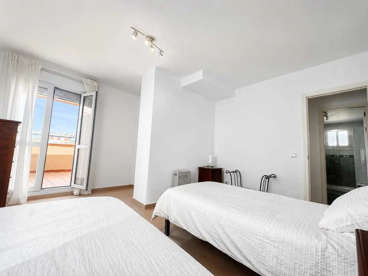 Schlafzimmer von Dachboden zur Miete in Manilva mit Klimaanlage, Terrasse und Möbliert