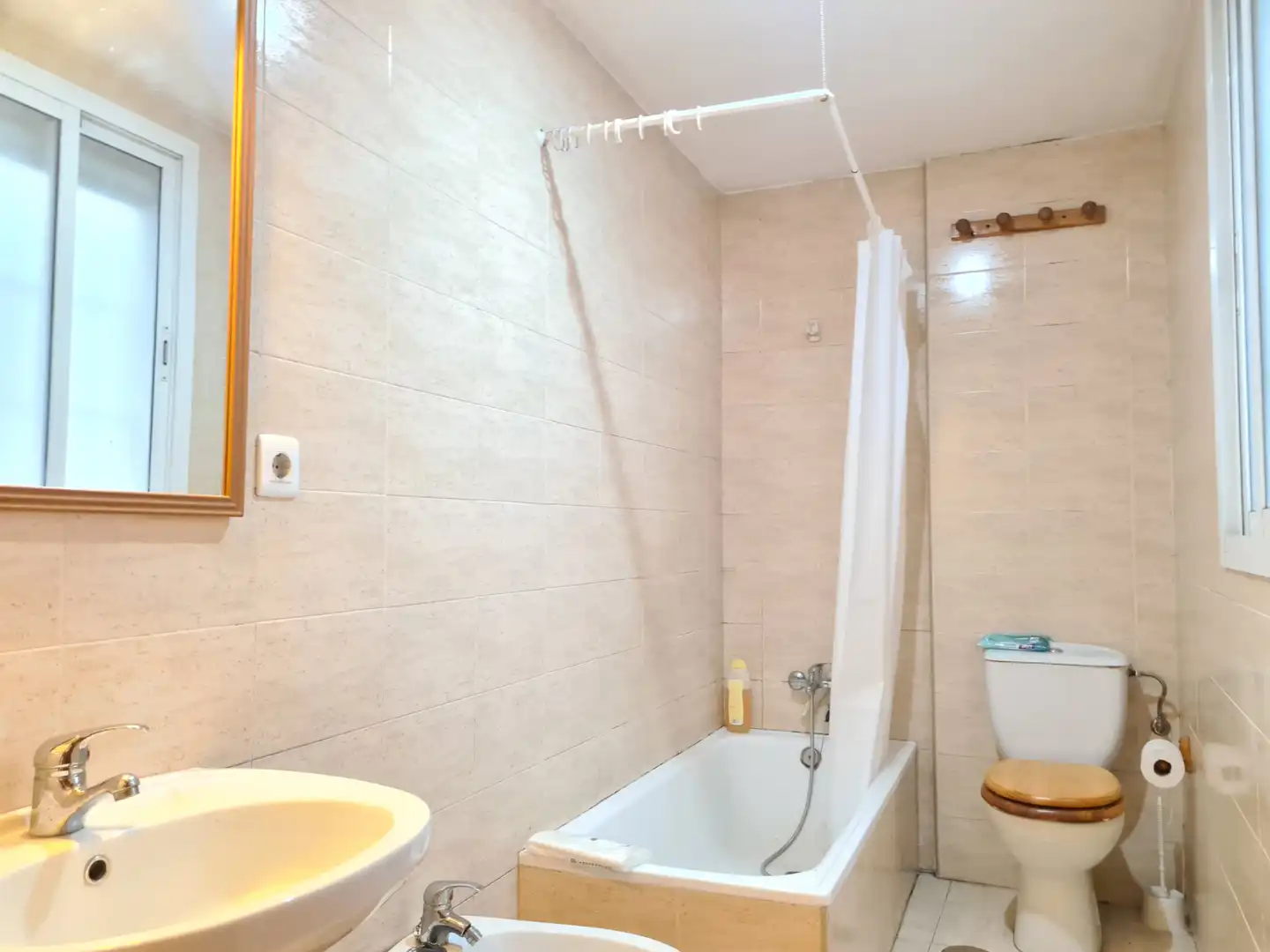 Bathroom of Flat for sale in Sevilla  with Air Conditioner and Storage room