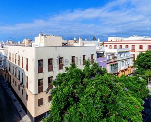 Vista exterior de Àtic en venda en  Cádiz Capital amb Aire condicionat i Terrassa