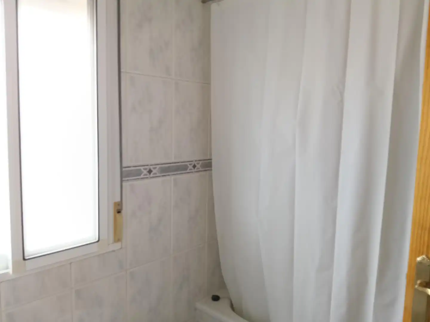 Bany de Casa adosada en venda en Cedillo del Condado amb Calefacció, Jardí privat i Terrassa